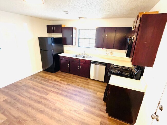 Building Photo - Centrally Located 4 Bedroom Home With Large Yard