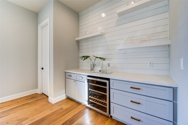 Building Photo - 820 Wakefield Dr