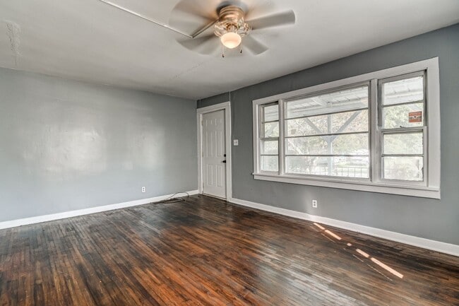 Building Photo - 759 E Lawrence St