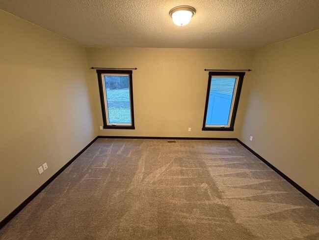 Building Photo - PRICE REDUCED!!! 4 bed / 3 bath Twinhome for Rent!