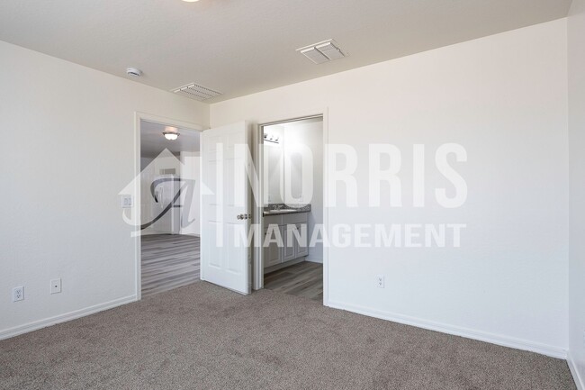 Building Photo - Beautiful Home, Perfect Location and Price