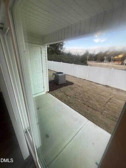 Building Photo - 1002 Peony Ln