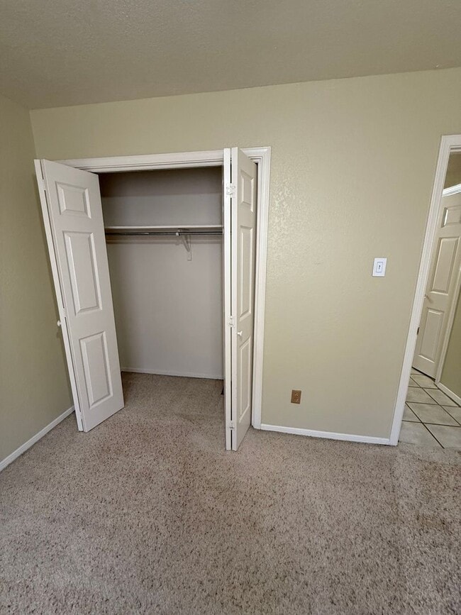 Building Photo - 2 Bedroom, 1 Bath Unit Available Now!