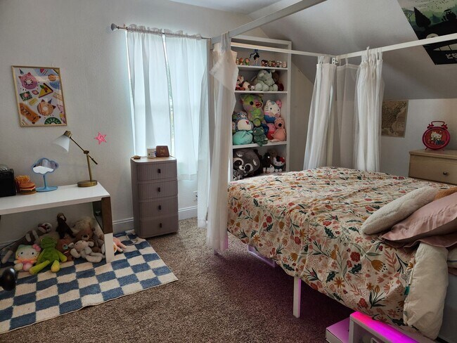 Building Photo - Victorian Style Home Rent Ready!!