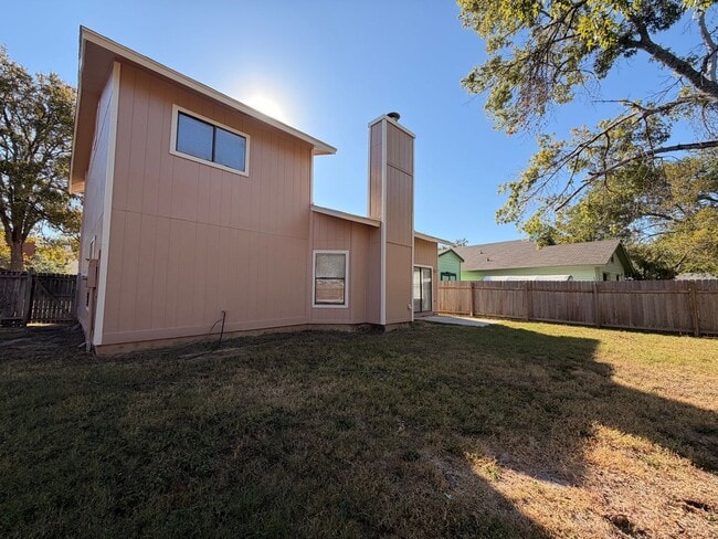 Building Photo - OPEN 3 BR W/ MASTER DOWN*STAINLESS STEEL APPLIANCES*FIREPLACE IN LIVING*TILED SHOWER*WALK-IN CLOS...