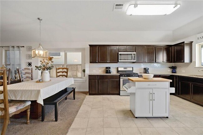 Building Photo - Warm & Inviting 3BR / 2BA Home with Large Backyard