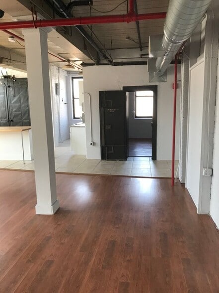 Building Photo - 464 Pratt St Ext