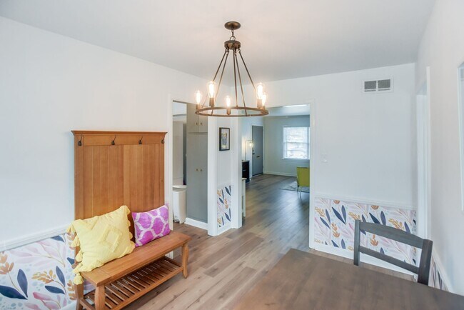 Building Photo - Charming Apt near Savannah's Historic Dist...