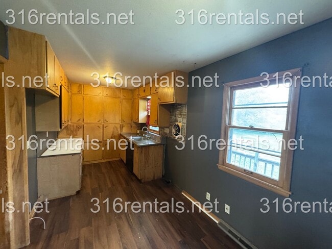 Building Photo - $975 - 3 bed 1 bath - Single Family Home