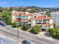 Building Photo - Spacious End-Unit Hollywood Condo with 2 Parking Spaces