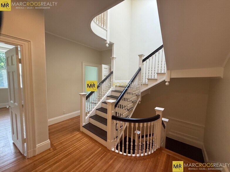 Building Photo - 1726 Beacon St