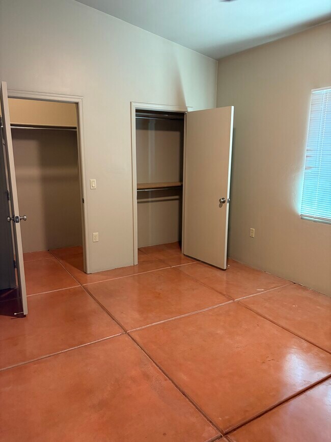 Building Photo - 1014 E Linden St