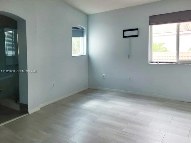 Building Photo - 1125 Cliffrose St