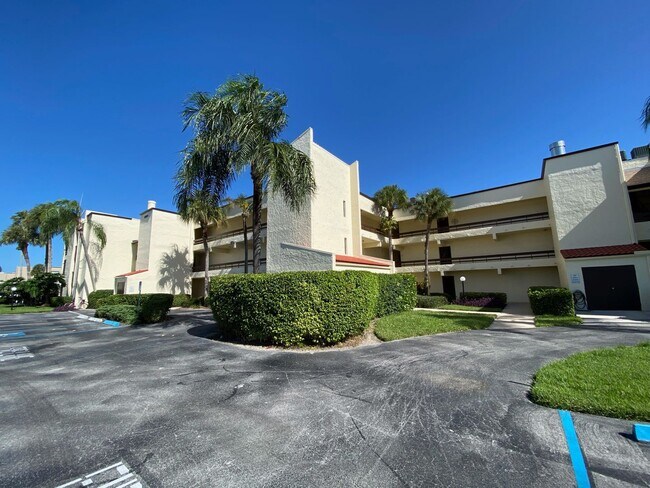 Building Photo - ANNUAL RENTAL - LAKEWOOD 1 BED/1 BATH WITH CARPORT