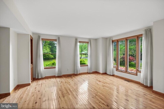 Building Photo - 405 Holly Glen Dr