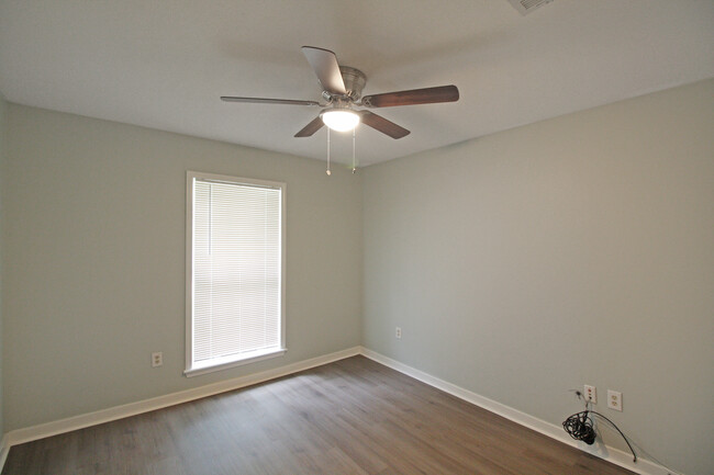 Building Photo - 320 Hawthorne Dr