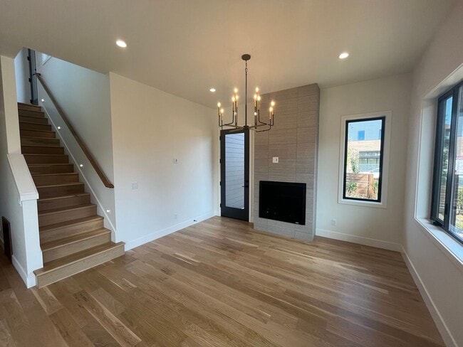 Building Photo - Like-New Townhome in the Gorgeous Terrane ...