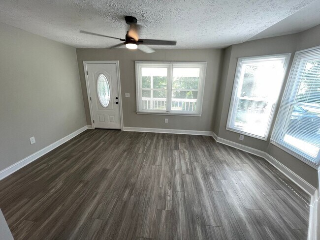 Building Photo - Great Location Private Setting Home For Rent