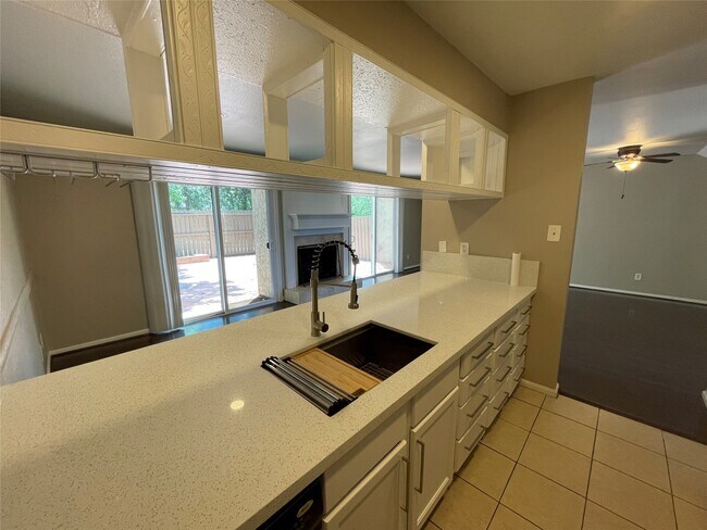 Building Photo - 12315 Glenview Dr