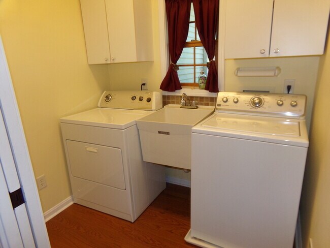 Building Photo - Beautiful 3 Bed 3.5 Bath Xenia Home!