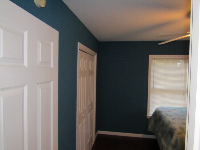 Building Photo - 142 Roanoke Dr