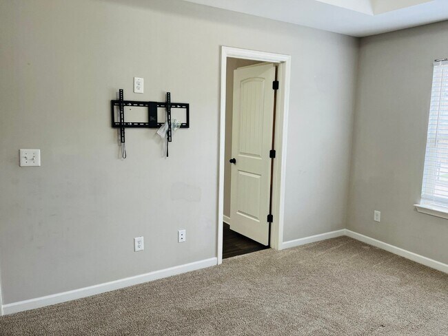 Building Photo - WOW! 5 bed, 4 full baths, brick exterior, ...