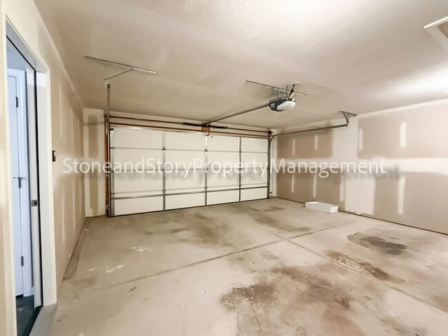 Building Photo - 3 Bedroom 2.5 bath