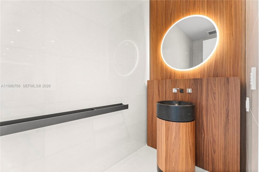 Building Photo - 5 Grove Isle Dr