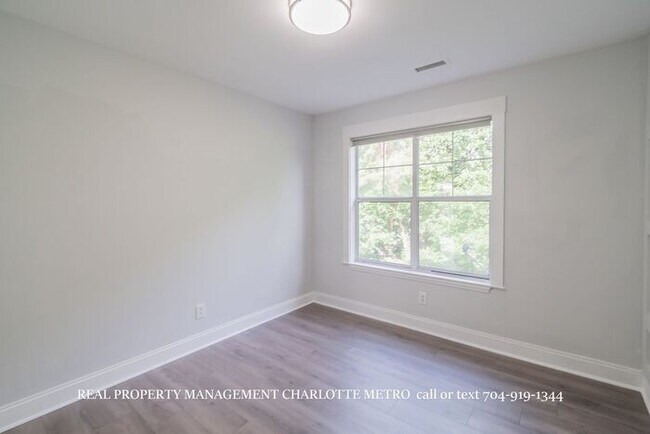 Building Photo - 3BR Townhome - Lake Living in Vineyard Point with Boat Slip Access Near Lake Norman