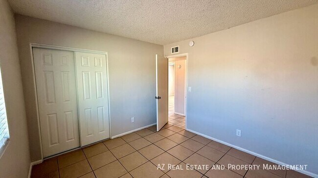 Building Photo - 4502 W Edgemont Ave