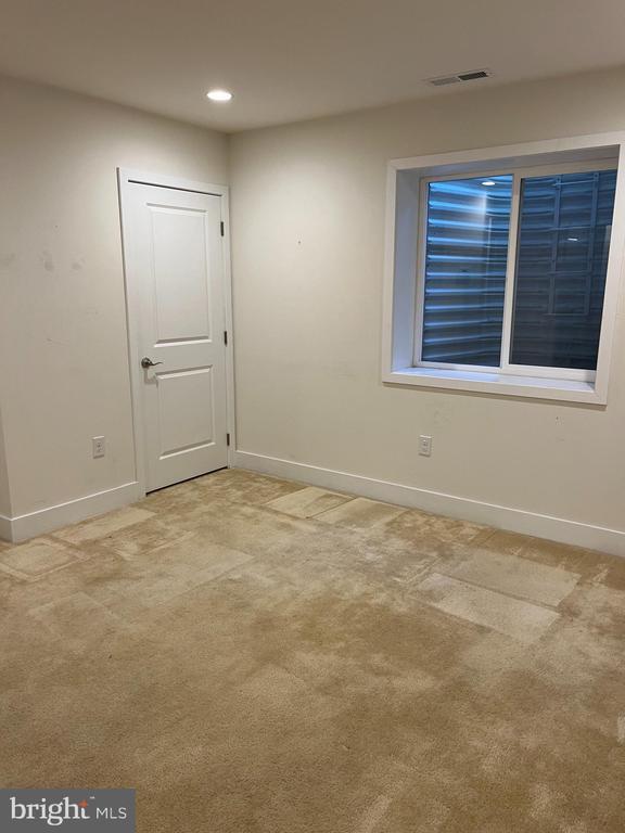 Building Photo - 805 Lakeview Ct