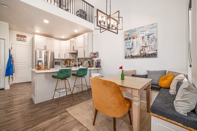 Building Photo - 2 Bedroom 2 Bathroom Townhouse in Jefferson Gardens