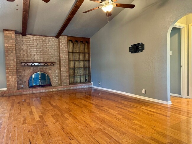 Building Photo - "Charming 3-Bed Oasis with 2 Full Baths in Lubbock – 1,610 Sq Ft of Comfort Awaits!"