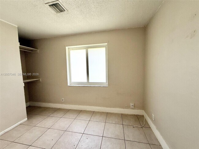 Building Photo - 320 Holloway Dr