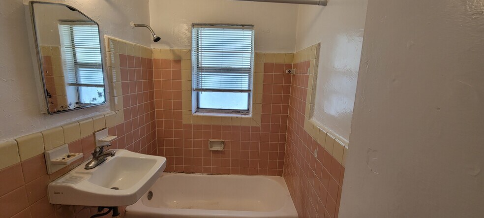 BATHROOM - 2746 NW 6th Ct