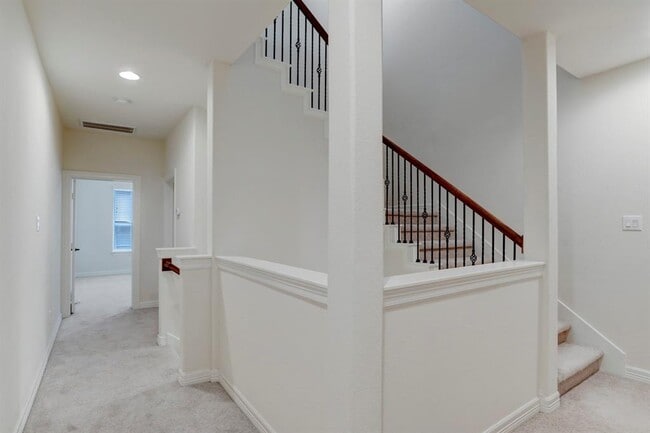 Building Photo - 7 Laurelwood Dr