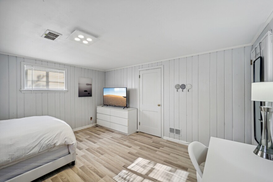 Building Photo - 2600 S Eads St