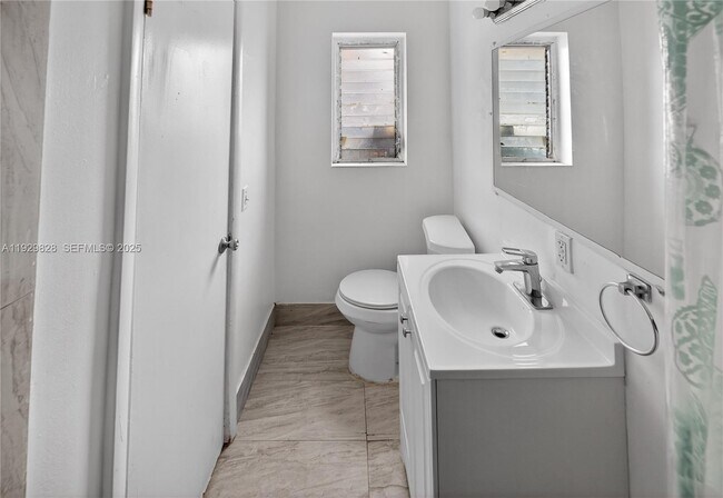 Building Photo - 993 Bay Dr