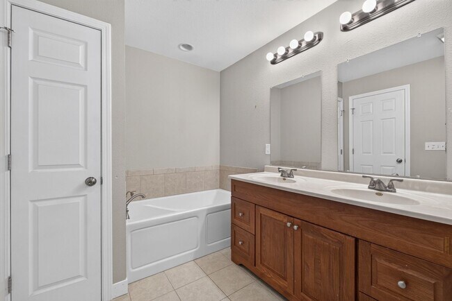 Building Photo - 3689 Whispering Woods Dr