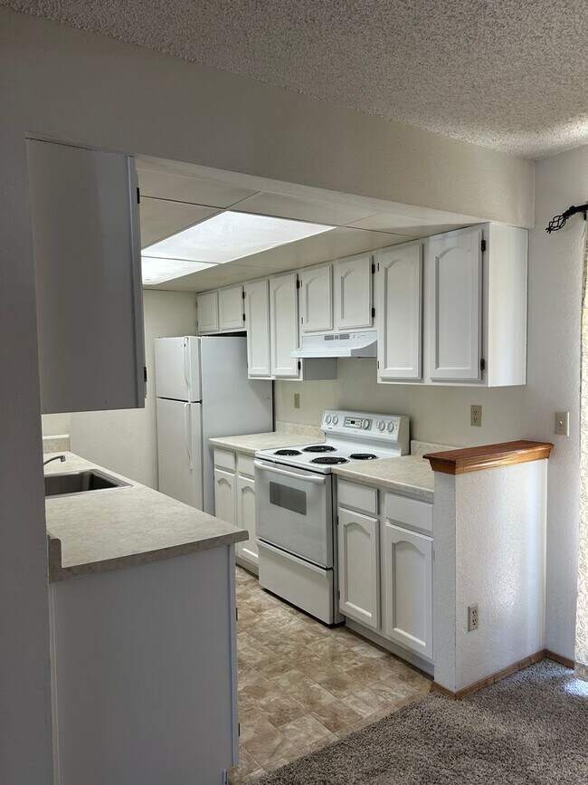 Building Photo - 2 bedroom with Wood Burning Fireplace In V...