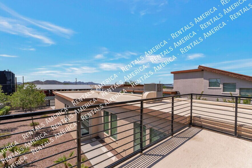 Building Photo - 922 S Fremont Ave