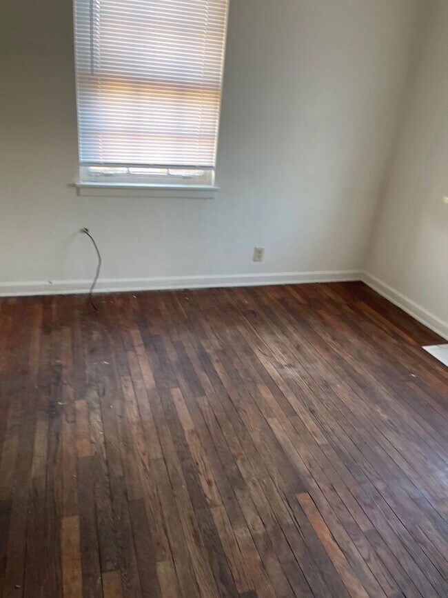 Building Photo - Cute 3 bed 1 bath with detached Garage