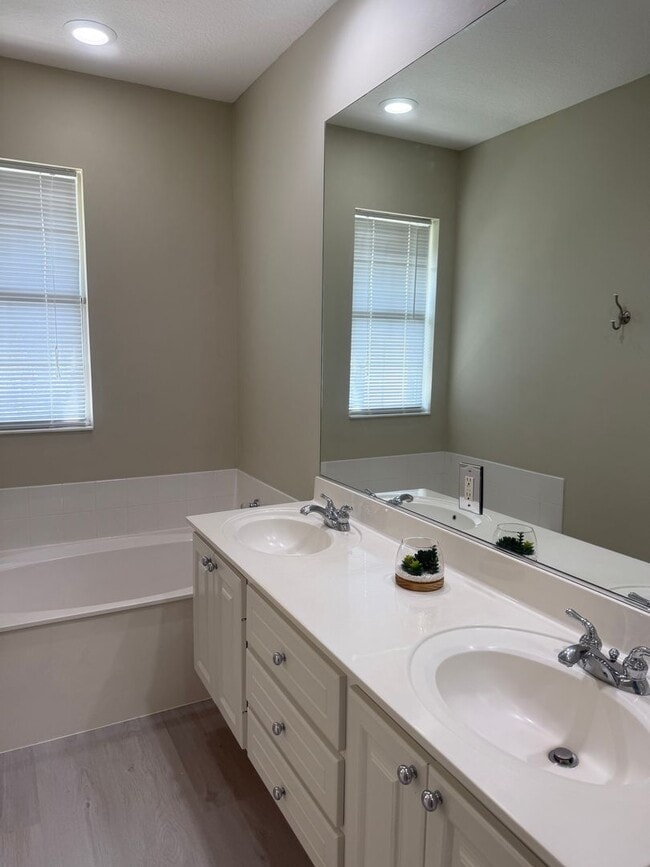 Building Photo - 1603 Napoli Dr W
