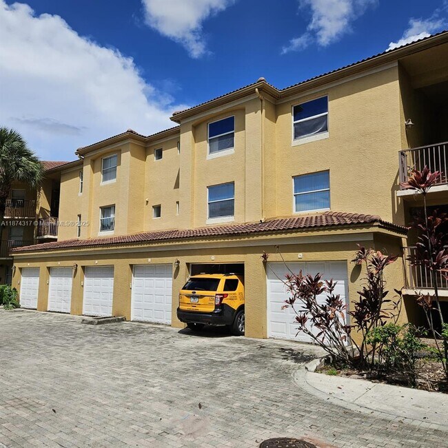 Building Photo - 741 N Pine Island Rd