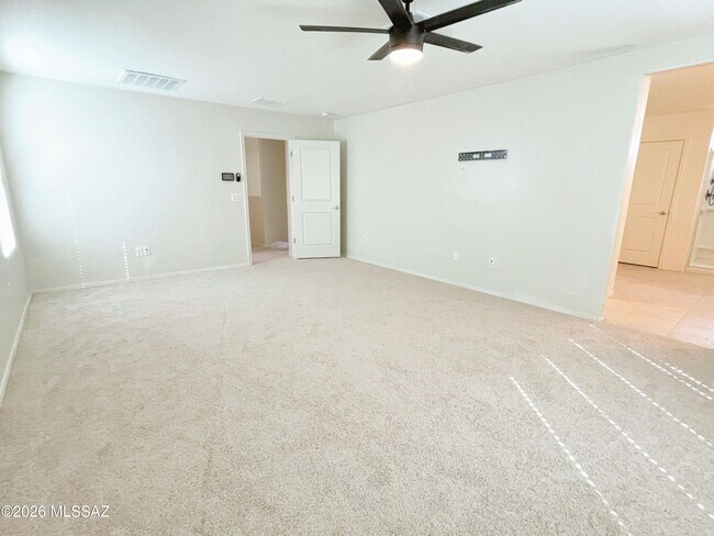 Building Photo - 866 E Artesia Pl
