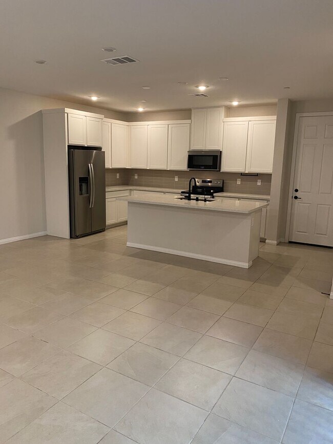 Building Photo - AMERICANA Property Mgmt - 3beds - 2 1/2baths Newly Townhouse in Henderson.