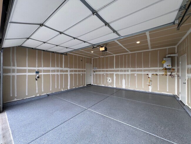 Building Photo - Beautiful newer, 4 Bedroom 2 Bath Home in Fernley