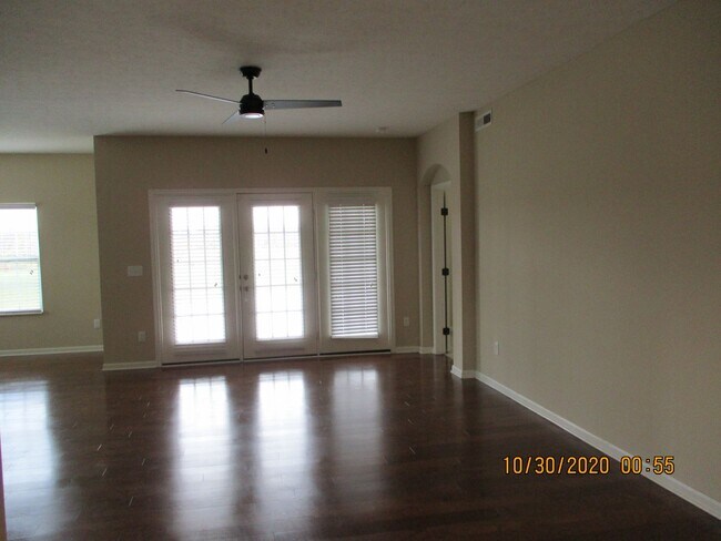 Building Photo - Village at Olentangy Crossing 0081