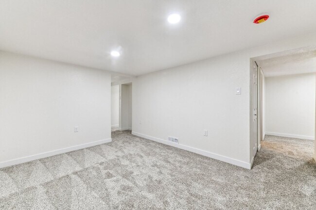 Building Photo - Stunning Single Family Home | 4BR/2BA | 1-Car Covered Parking | Fenced backyard