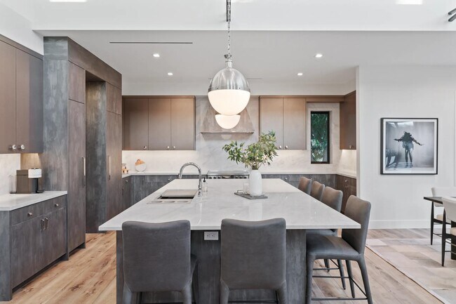 Building Photo - 214 28th St